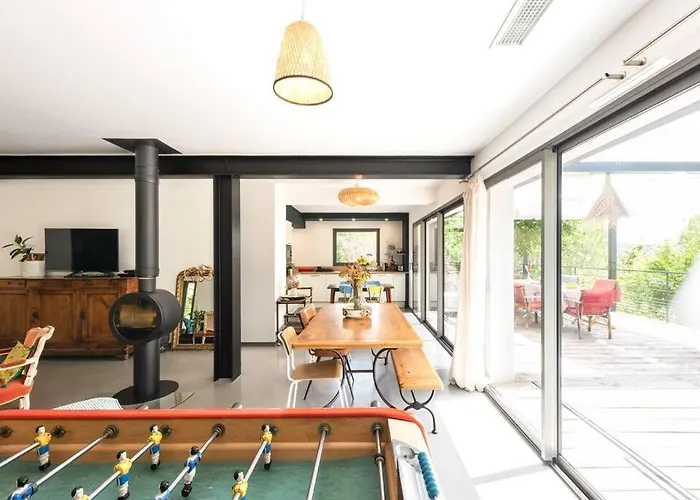 La Coursive Belle Maison Tout Confort, Piscine