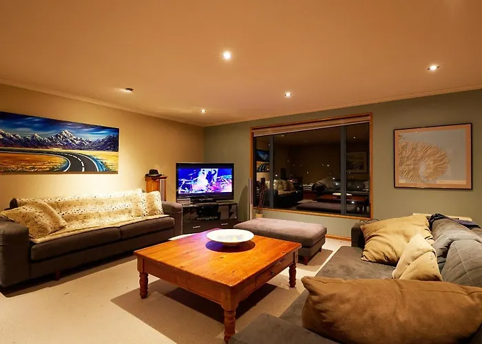 Akaroa Holiday Home Spacious And Quiet With Stunning Harbour Views And Close To Town