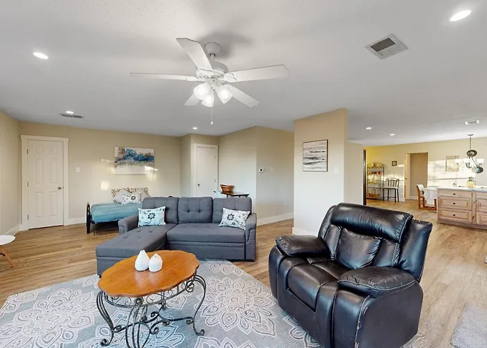 Hill Country Views & Patio: Private Home