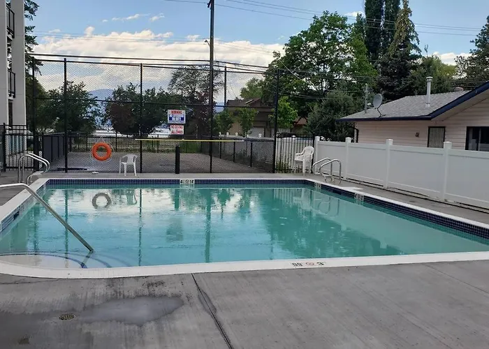 Lakeside Studio With Pool