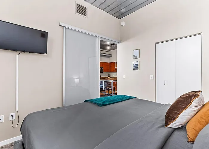2 King Bed Spacious Apt Downtown Close To It All