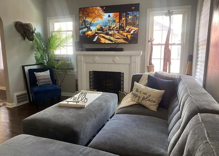 Cozy, Upstairs Apartment Pets Welcome With Fee Family Friendly Close To Everything