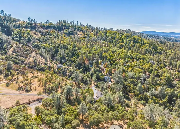Newly Renovated Retreat On 6 Acres, Discover Murphys Lodge With Scenic Views!