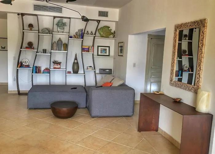 2-Bed Designer Apartment Sleeps 4 Resort Pool