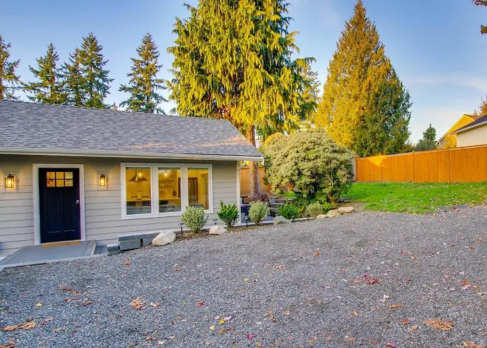 Private Yard & Fire Pit! Modern Kirkland Abode