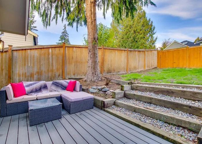 Private Yard & Fire Pit! Modern Kirkland Abode