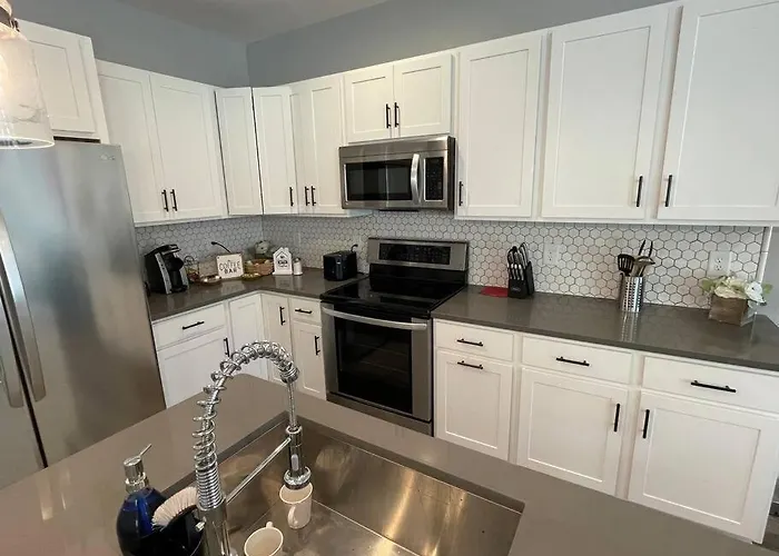 Pet Friendly Wi-Fi Luxury Gated Community Downtown Greenville
