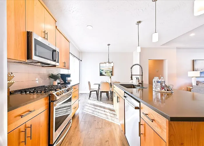 Top Rated Meridian Retreat - Spotless & Spacious - Prime Central Location