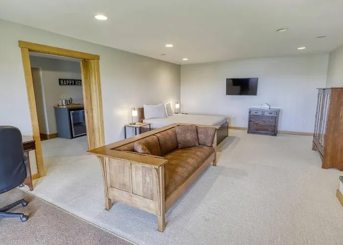 Huge Home W Studio Apt-Mountain Views-Hot Tub-Sauna