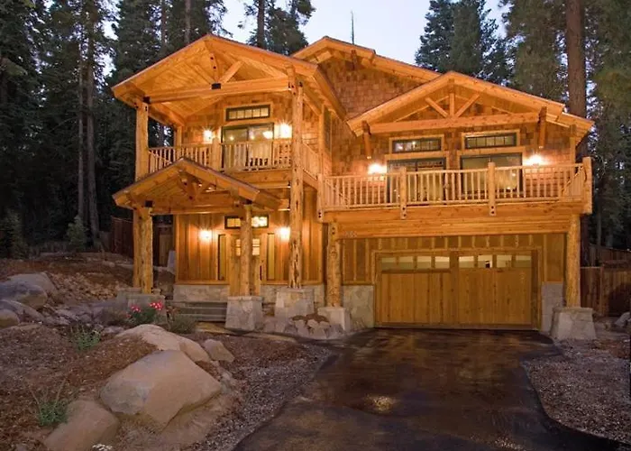 Olive Branch - Private Hot Tub, Media Room, Pet-Friendly, Near Northstar!