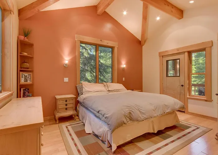 West Pine Cabin On The West Shore - 3 Bedroom Hot Tub, Pool Table, Pet Friendly