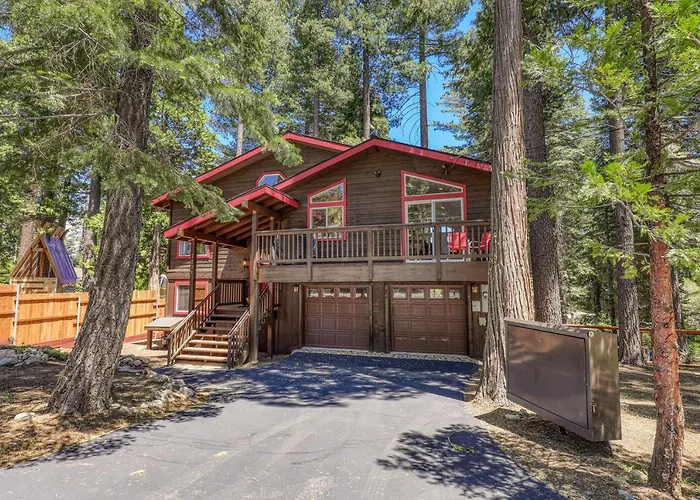 Wolf Den - Bright Open Concept 3 Bedroom- Hot Tub, Pet-Friendly, Minutes From Skiing!