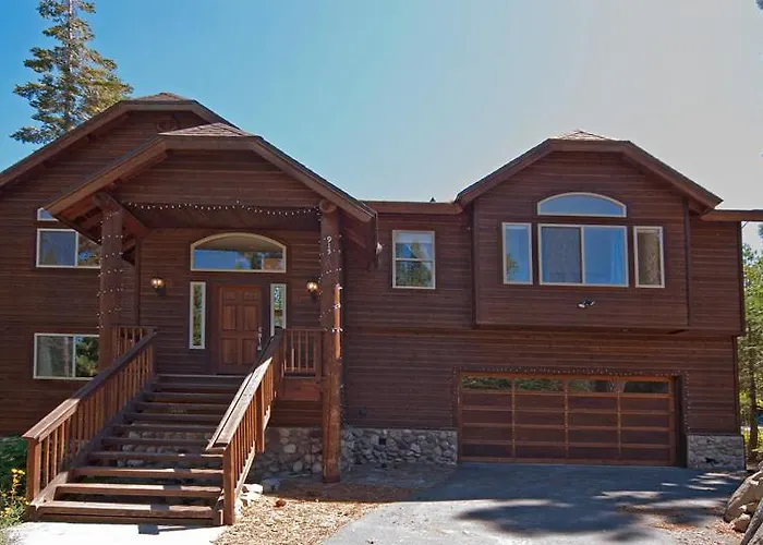 Woodside Lodge On West Shore With Private Hot Tub, Pool Table & Game Room