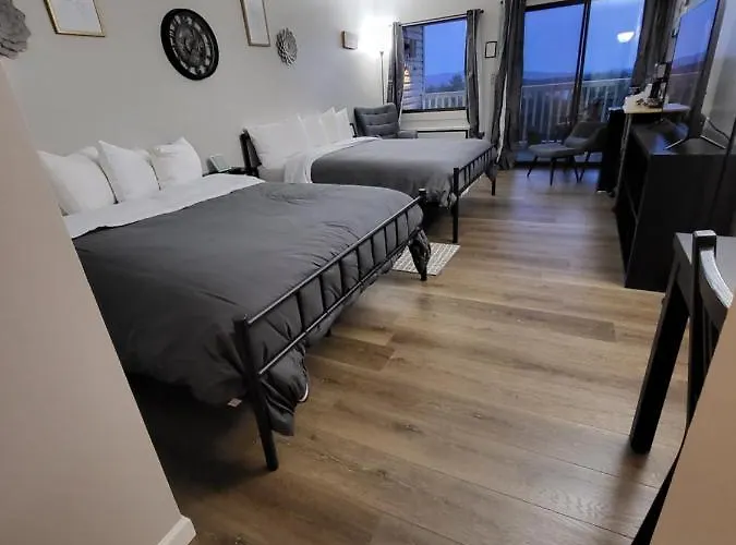 Cedar Lodge Room W/ Lake Views!