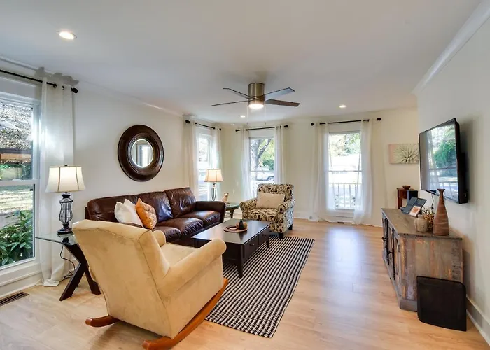 Tranquil Travelers Rest Home W/ Fire Pit!