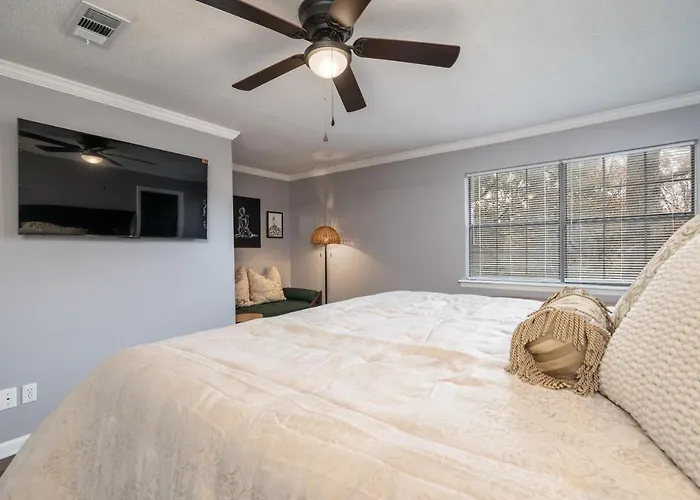 Colleens Corner Captivating 4 Bed 3 Bath In Charming Neighborhood