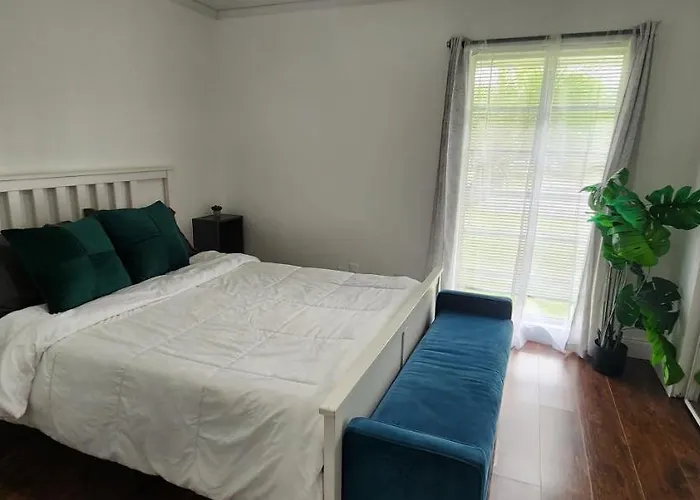 Perfect Location! Queen Room Near Malls, Dining & Stores!