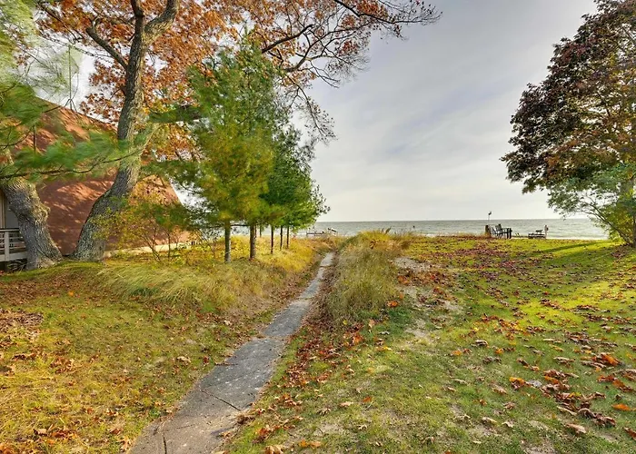 Lovely Au Gres Cottage W/ Hot Tub: Walk To Beach!