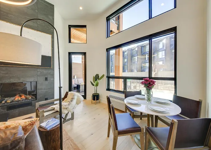 Luxe Schweitzer Condo W/ Hot Tub: Ski-In/Ski-Out!