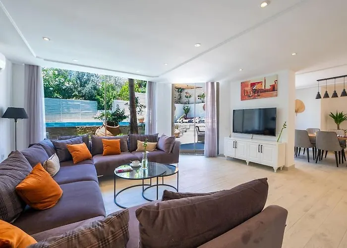 Charming 3Bed Villa W/ Pool, Very Close To Centre