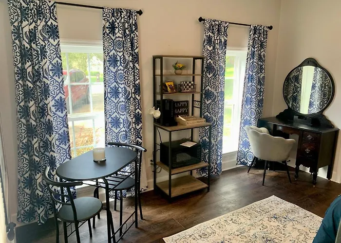 Beautiful Private Suite In Upscale Neighborhood. Down The Road From Nature Park And Restaurants Etc.