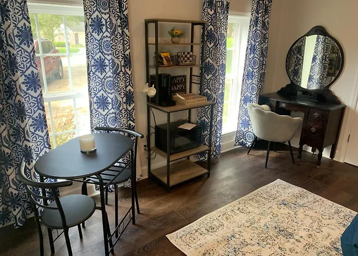 Beautiful Private Suite In Upscale Neighborhood. Down The Road From Nature Park And Restaurants Etc.