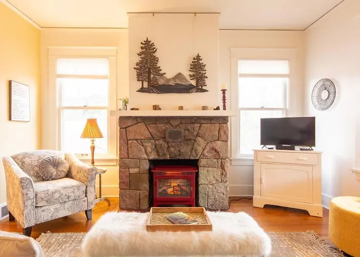Manitou Springs White Yarrow Inn House