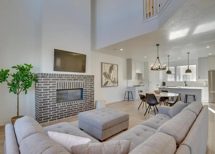 Modern Downtown Provo Townhome W/ Balcony!