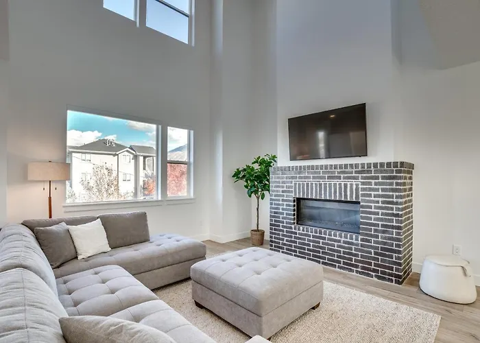 Modern Downtown Provo Townhome W/ Balcony!