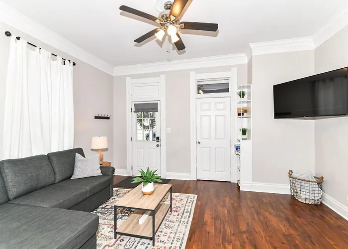 Cheerful 2-Bedroom Cottage In Downtown Noblesville