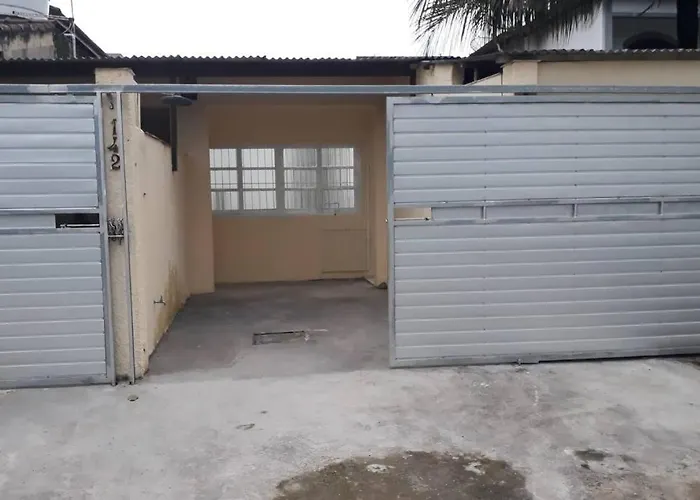 Casa a 250 metros a pé da praia. Ótima localização