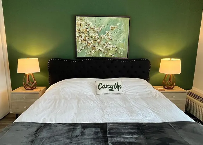 Newly Updated Modern, Spacious, And Cozy Condo- Right On The Lake!