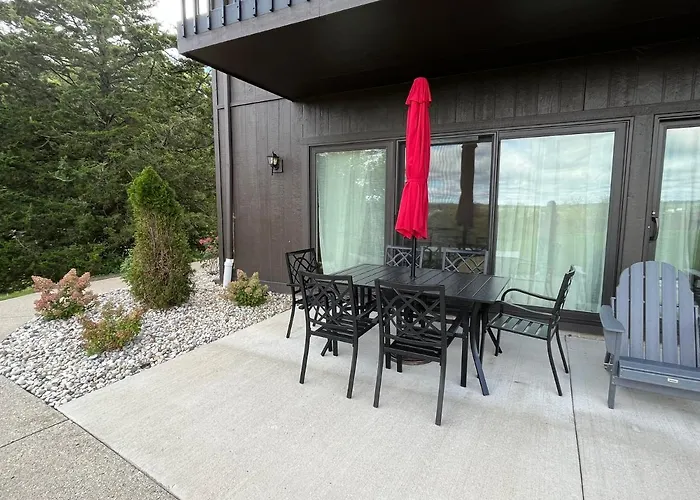 Newly Updated Modern, Spacious, And Cozy Condo- Right On The Lake!
