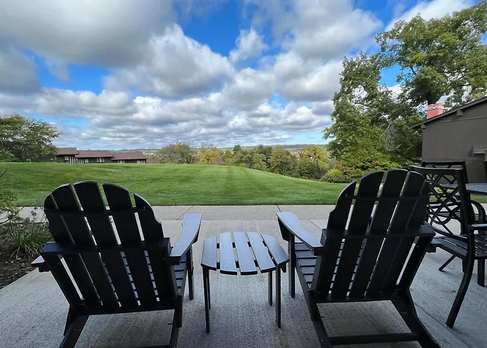Newly Updated Modern, Spacious, And Cozy Condo- Right On The Lake!