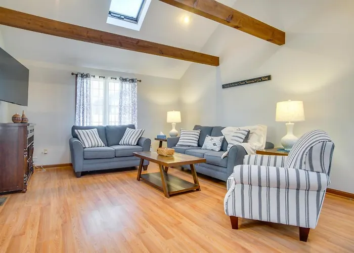 Golf & Unwind: Family Home 2 Mi To Covell'S Beach!