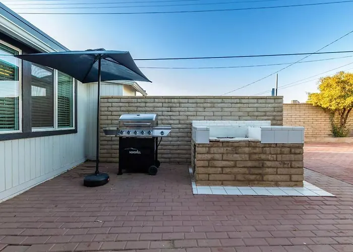 New Midtown Studio With Full Kitchen
