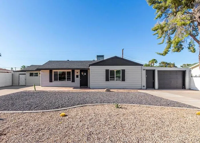 New Midtown Modern Studio With Backyard