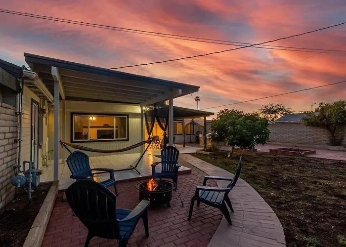 New Midtown Modern Studio With Backyard