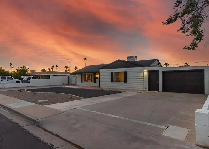 New Midtown Modern Studio With Backyard
