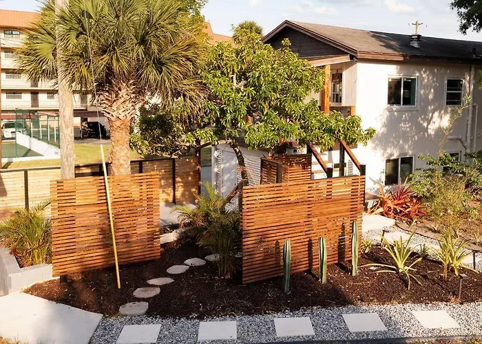 Shares Courtyard Luxury Apt - New!