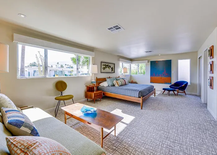 2 Mi To Downtown: Luxe Palm Springs Home!