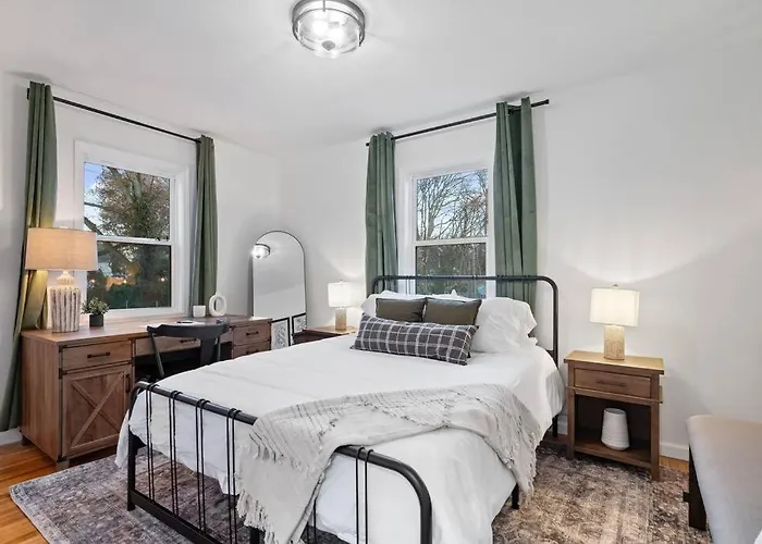 Urban Oasis Cozy Home Near Downtown With Game Room And Firepit
