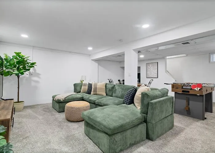 Urban Oasis Cozy Home Near Downtown With Game Room And Firepit