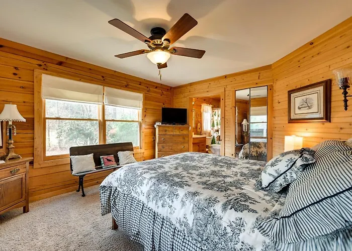 Rustic Fancy Gap Cabin W/ Blue Ridge Parkway Views