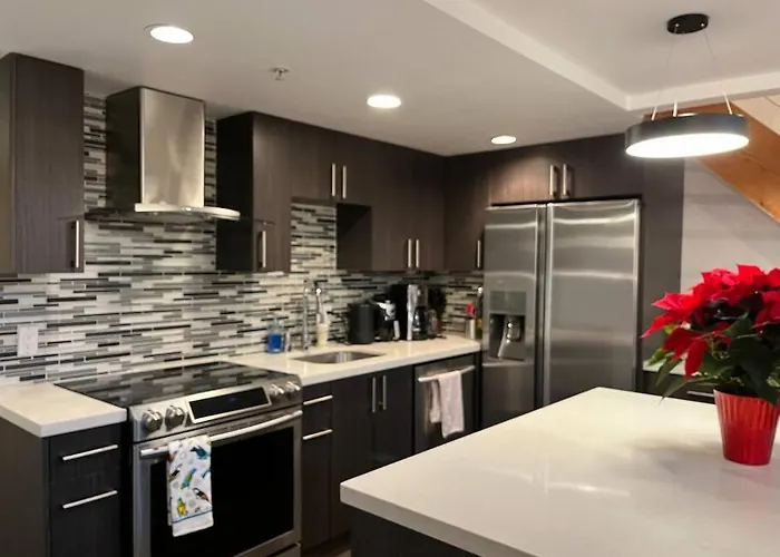 Modern Top-Floor 1-Bedroom Loft With Free Parking