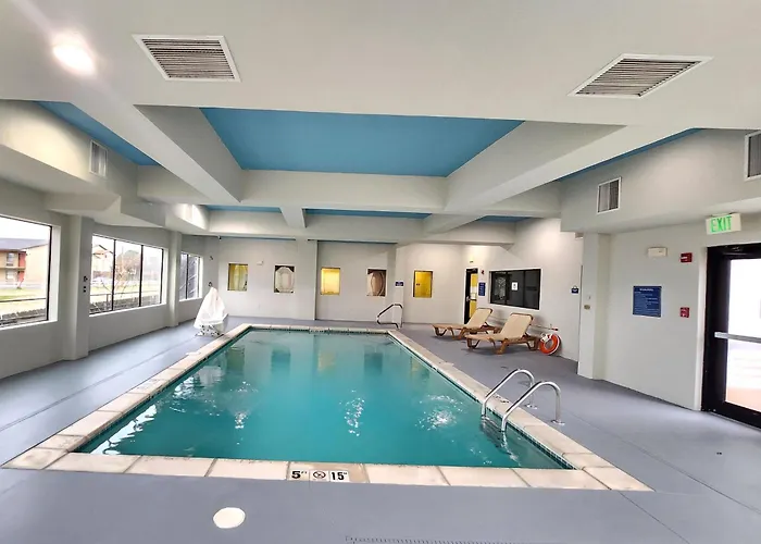 Days Inn & Suites By Wyndham Russellville
