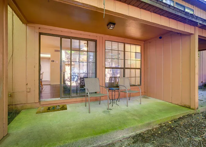 3 Mi To Uf: Townhome W/ Patio In Gainesville!