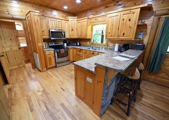 Safe Haven-Hot Tub-Wifi- Pool Table, Fireplace. Foosball, Free Activities