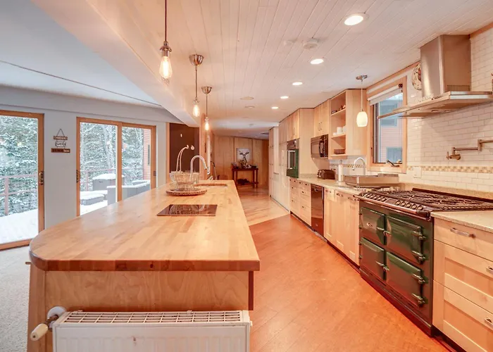 White Mountain Escape W/ Separate In-Law Suite!