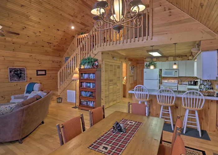 Smoky Mountain Cabin W/ Hot Tub & Views!